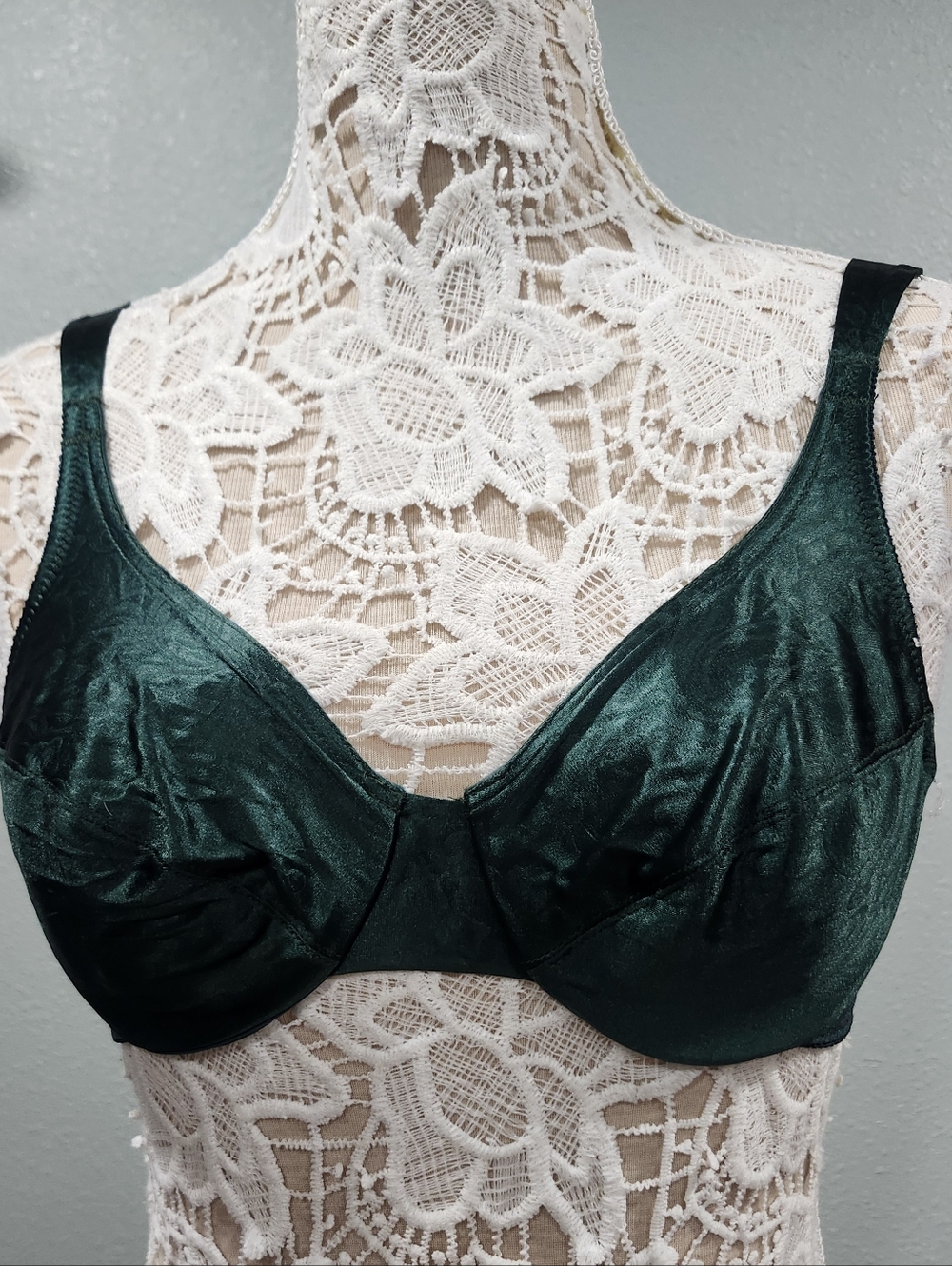 Vanity Fair Vintage Satin Emerald Green Underwire Bra Size 36B